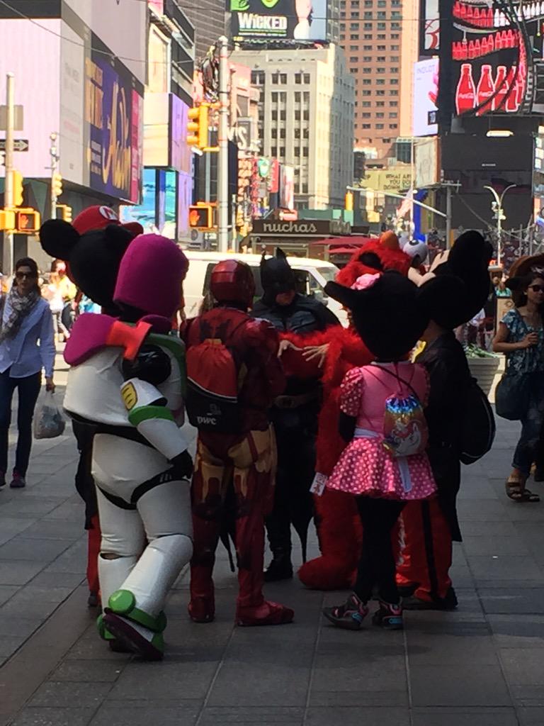 Rosgray's tweet photo. Team huddle #TimesSquare style - how reliably does your team meet to cover hot issues? #transferablelearning http://t.co/iik2KYakHN