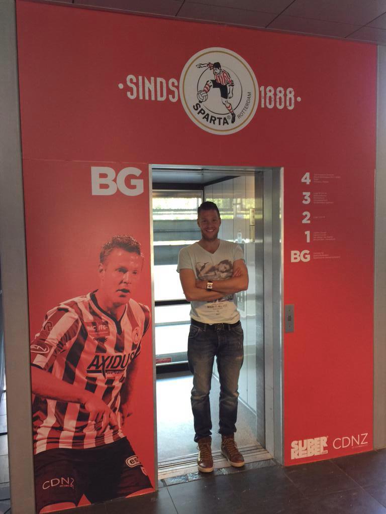 Vossiegozer's tweet photo. In de lift bij Sparta. Nu de prestaties nog 😉 http://t.co/U3iunV0RJ8