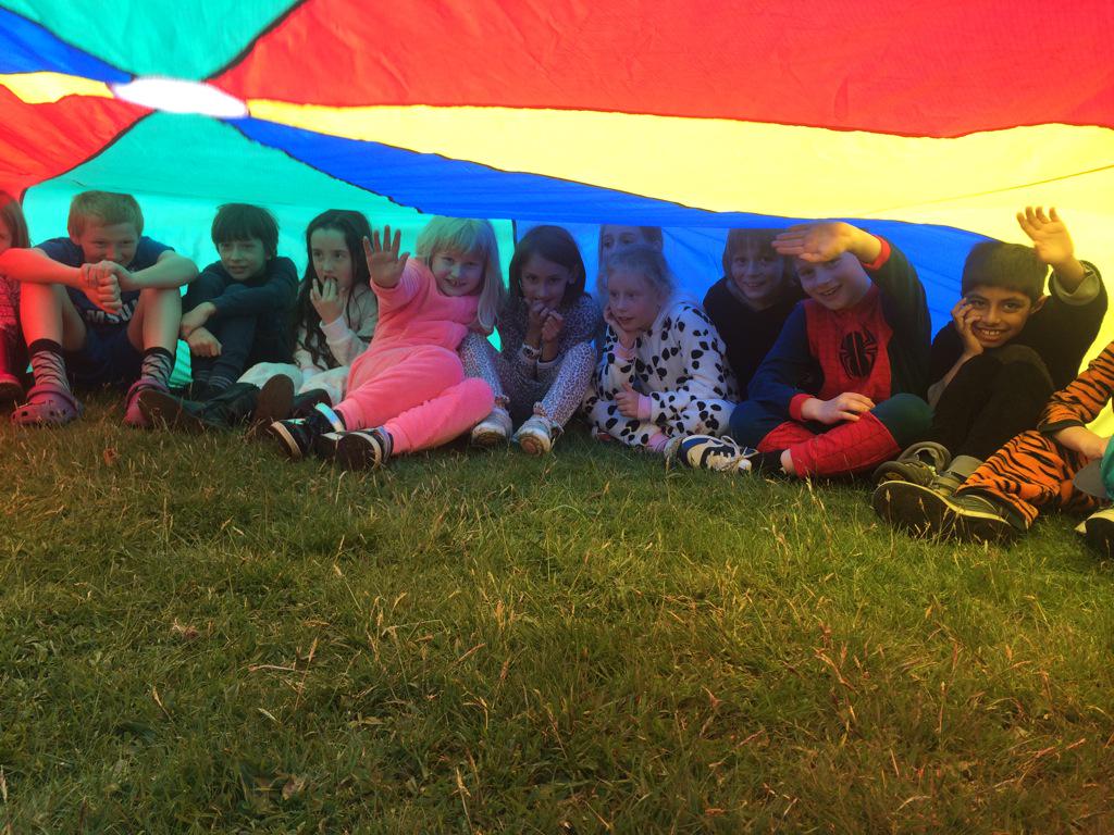 yr4res15's tweet photo. Parachute fun 🌈
#onesieparty #goodtimes http://t.co/iEYRGvliuV