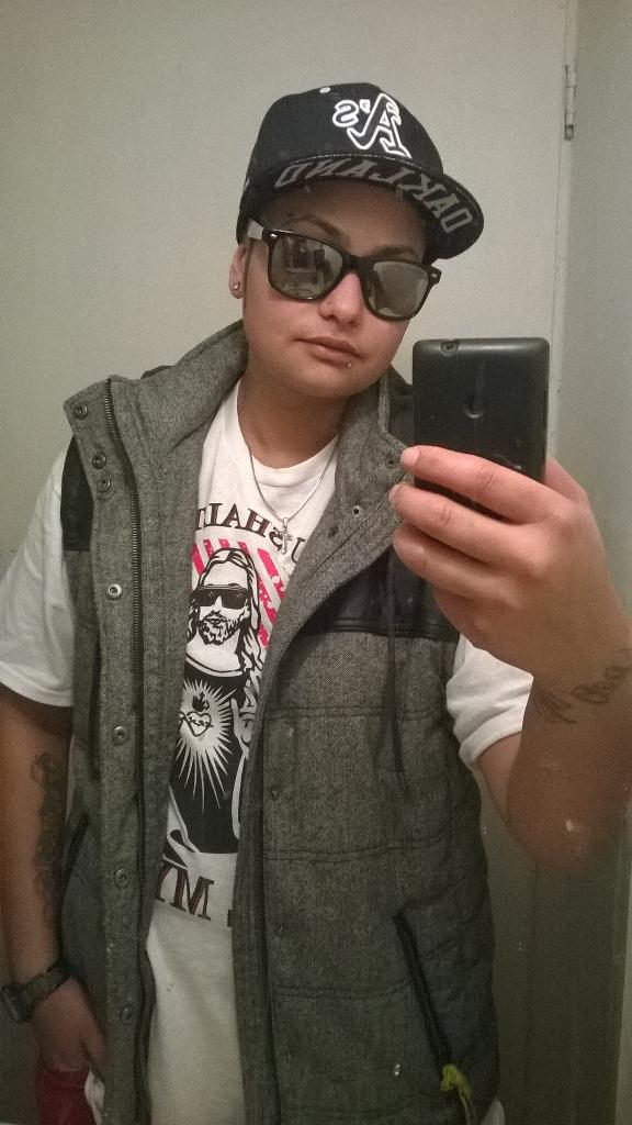 kbeast88's tweet photo. Bathroom selfie http://t.co/rx4s5RpafE