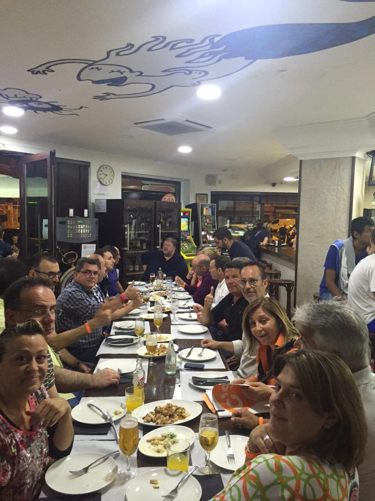 MariTroyaDenia's tweet photo. Cenando con mi equipo de @CiudadanosDenia antes de la pegada de carteles #DéniaPideCambio y lo vamos a conseguir http://t.co/Kaww6Rz414