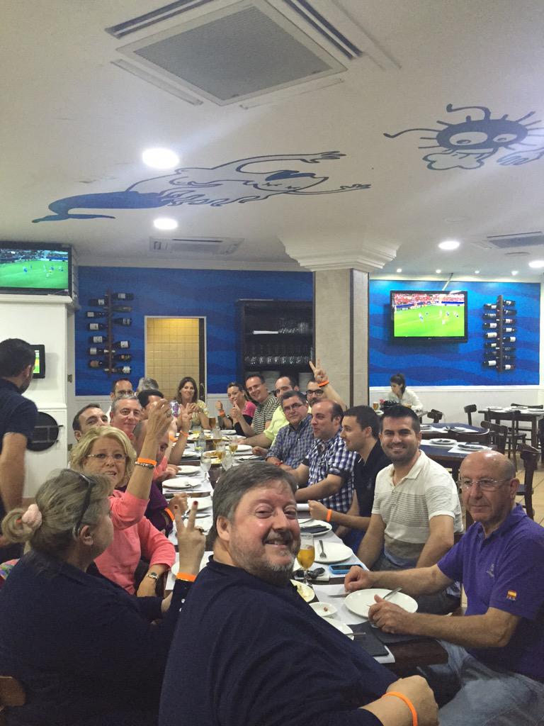 MariTroyaDenia's tweet photo. Cenando con mi equipo de @CiudadanosDenia antes de la pegada de carteles #DéniaPideCambio y lo vamos a conseguir http://t.co/Kaww6Rz414