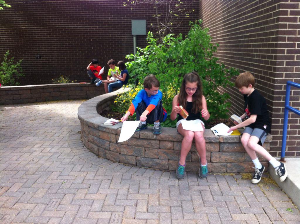 ChallengePV's tweet photo. Beautiful day for reading class in the reading garden! #45LAH  @ParkViewCCSD89 http://t.co/pb6sAhGuFR