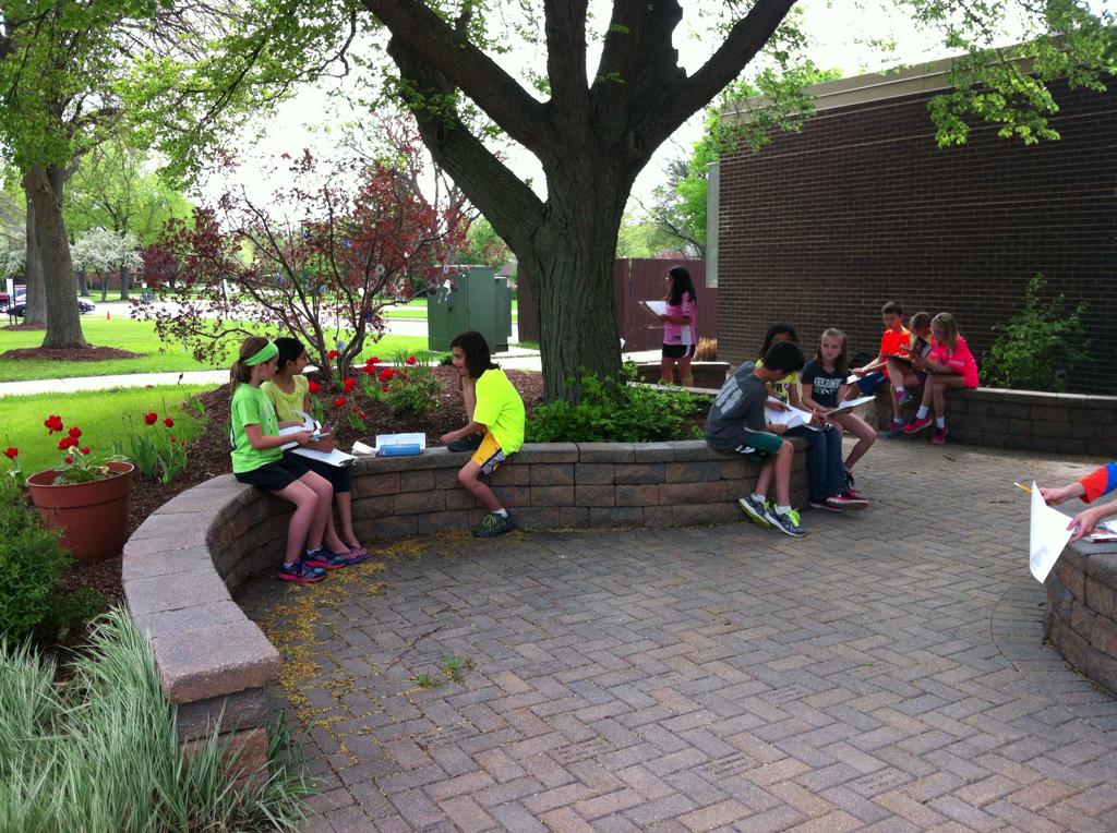 ChallengePV's tweet photo. Beautiful day for reading class in the reading garden! #45LAH  @ParkViewCCSD89 http://t.co/pb6sAhGuFR