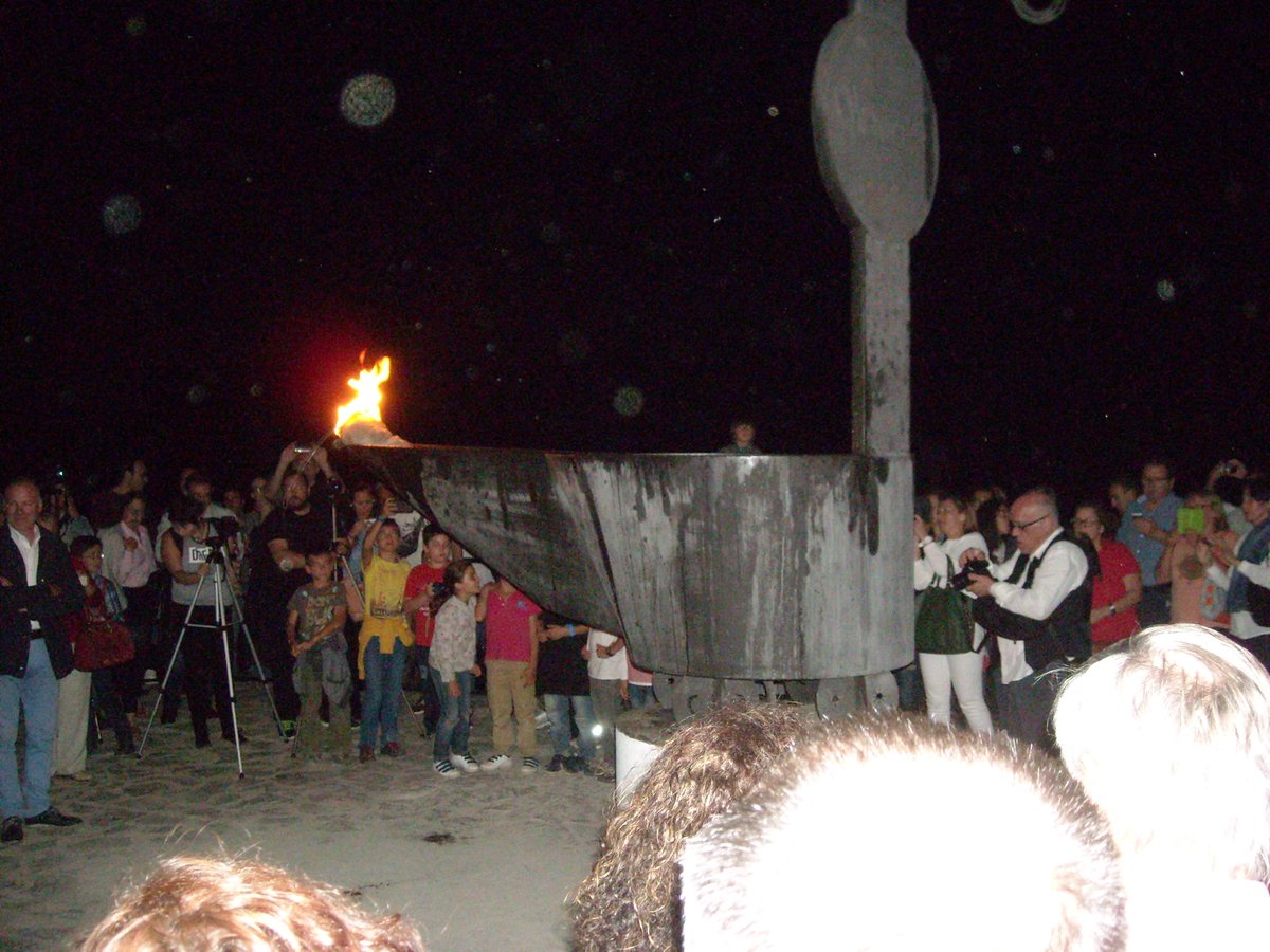 nogavalen's tweet photo. La Noche de los Candiles en Almocita. A las 21.00h encendieron el candil mas grande del mundo. espectacular. http://t.co/mdDpg5nNYO