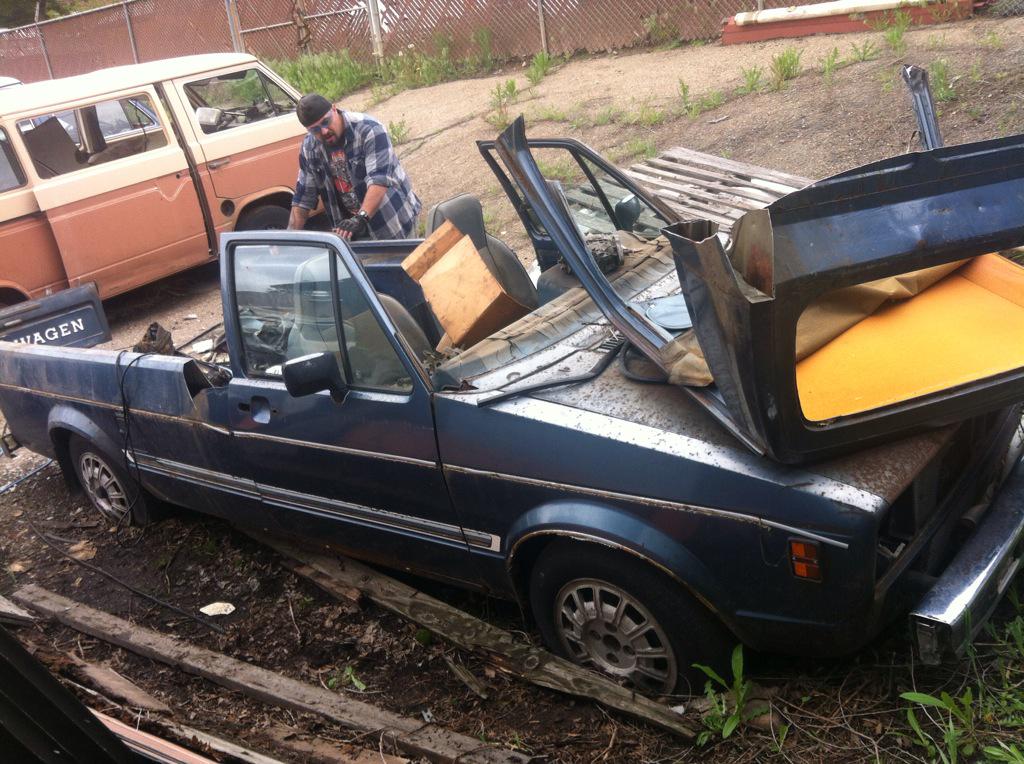 RabbitRebuild's tweet image. Got a roof without a sunroof hole &amp;amp; tailgate with minor bends. I now have all parts needed to #RebuildTheRabbit