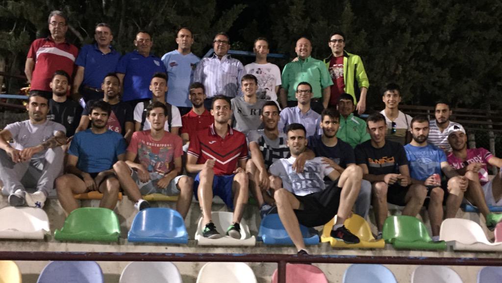 Cenando en bar la piscina y haciendo piña para el difícil partido de este domingo. Vamos Calasparra!