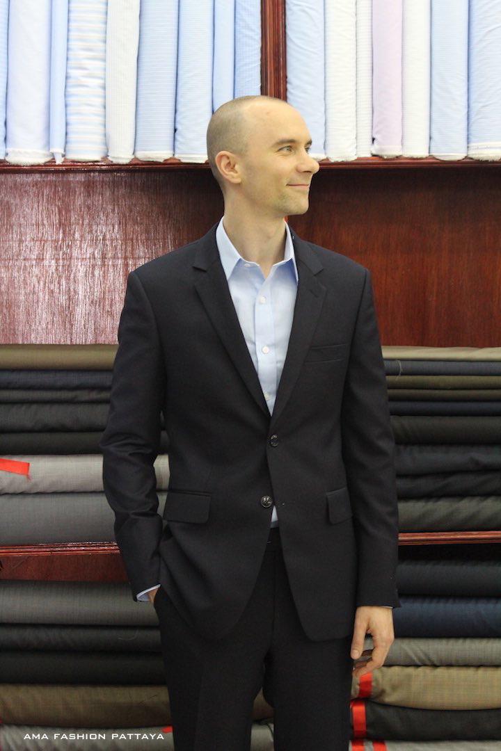 tailorpattaya's tweet photo. Two button suit, notch lapel. #twobuttonsuit #notchlapel #customtailorthailand #suit
#classicsuit #navybluesuit #thai http://t.co/8Mh4DcRNs9