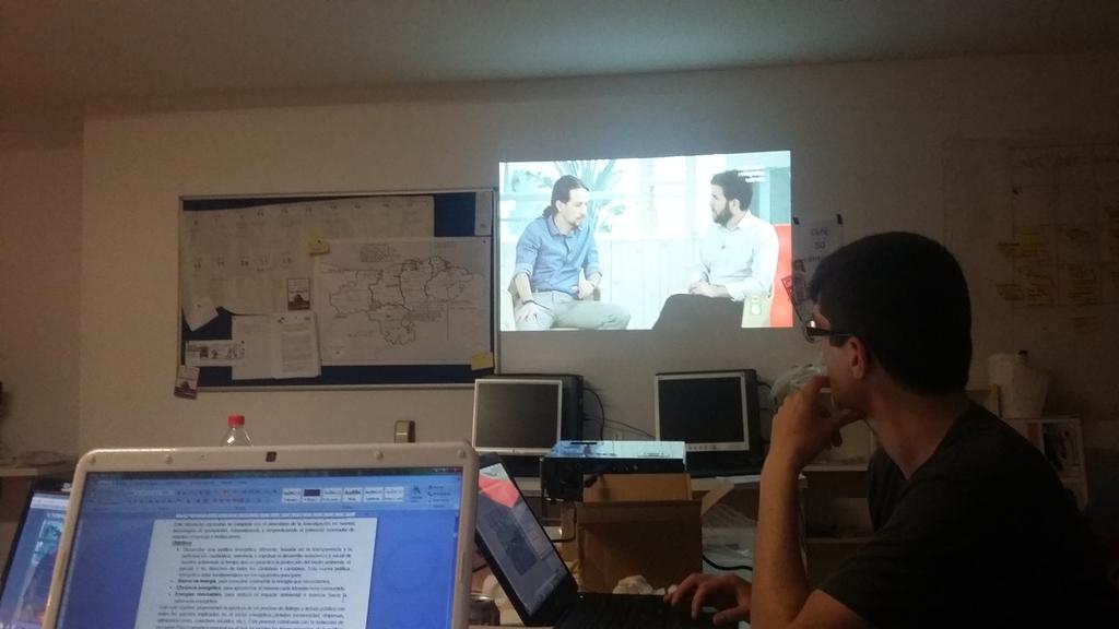 Podemos_CANT's tweet photo. Viendo en la sede a #Pabloenelintermedio http://t.co/q8VPtHkOlU