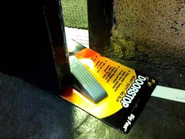 UberFacts's tweet photo. 15 more people who were impressively lazy... Didn't even take it out of the box! http://t.co/4ExrYsUwU1 http://t.co/W1q1Koyas4