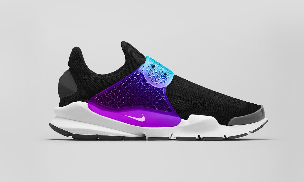 wavedotfr's tweet photo. > Fragment Design x @Nike Sock Dart “Black Grape”: http://t.co/03TgKZ7XGQ #Nike #FragmentDesign #SockDart #BlackGrape http://t.co/xE5aGFuV5x
