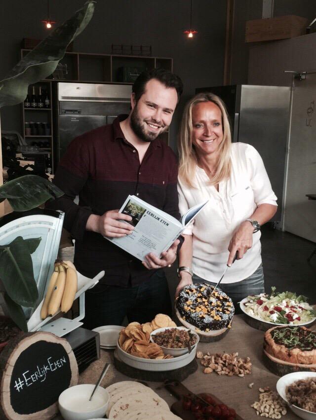 FairtradeNL's tweet photo. Primeur! Lancering van kookboek #eerlijketen met @floortjedessing en alle 15 makers. Vanaf deze week in de winkel! http://t.co/Co5g94ycno