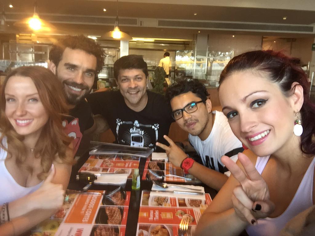 pausmarron's tweet photo. Aquí con @marcusornellas @Kriziavaleria @serch077 @EnriqueChi4 @TeatroEnCorto http://t.co/WBwZMconj7