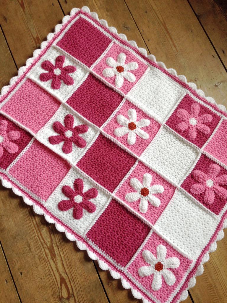 buttonupbaby's tweet photo. @HandmadeHour I'm a little bit in love with my newest blanket colours 💕 http://t.co/dkQioilsFo