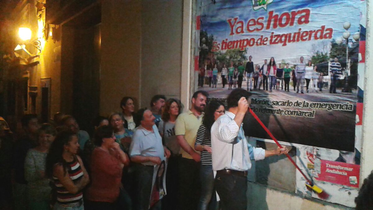 IUMORON's tweet photo. @marinasegura_ @alexfronteramor inician la campaña electoral  de @IUMORON con la pegada de carteles en la Sede Local http://t.co/gW7Ns9I0OW