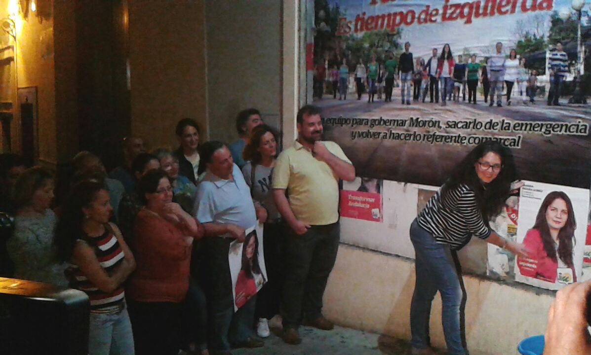 IUMORON's tweet photo. @marinasegura_ @alexfronteramor inician la campaña electoral  de @IUMORON con la pegada de carteles en la Sede Local http://t.co/gW7Ns9I0OW
