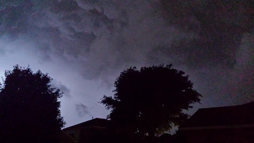DanielL711's tweet photo. One of my favorite things to do! Sit out in spring storms! #springthunderstorms http://t.co/duCV6KpMVT