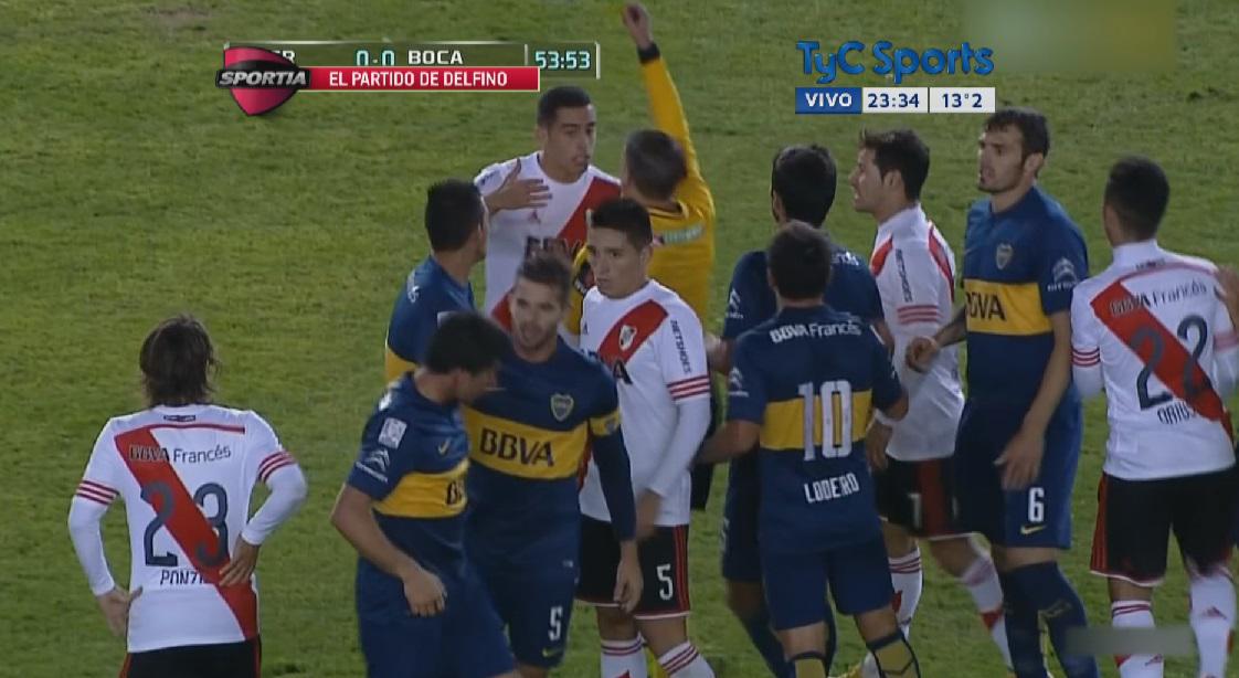 Sportia's tweet photo. Ahora vemos las acciones polémicas del partido. ¿Dirigió bien Delfino?
RT No
FAV Sí http://t.co/CYvNn3tb55