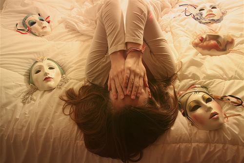 يثيرون شفقتي حين تتساقط اقنعتهم !
ويحاولون ارتدائها ثانية امام عيناي ما ابشعهم وما اشد كرهي لهم