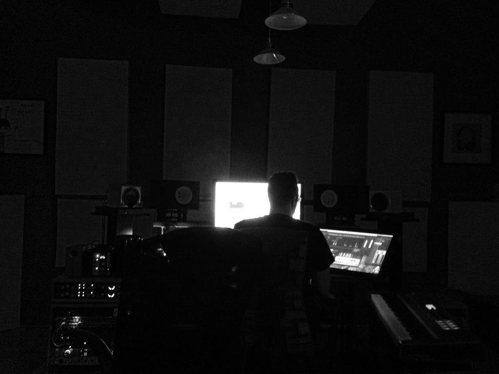 IAm_DYLN's tweet photo. Late night mixing, sounding hot! 🔊🔊🔊 can't wait to play this!!! #studioRatz http://t.co/PUfRzCXtB7