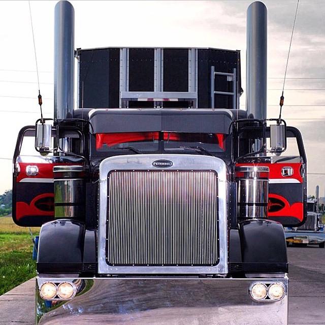 RollingCoalBaby's tweet photo. Sickest peterbilt ever! #semi #bigrig #peterbilt http://t.co/XSua9087h1