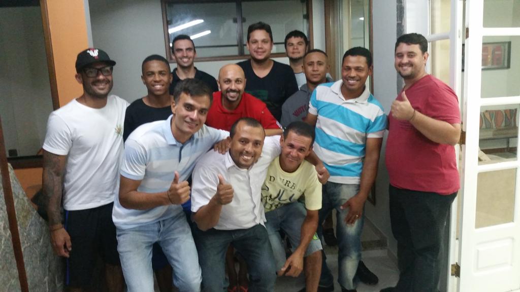 VictorCostaDoze's tweet photo. “@Junior_Ioanna: Célula d hoje:homens buscando chamar a atenção do Senhor@PrFred12 @MIR_Macae http://t.co/3wAUoexpze”doze vidas proféticos