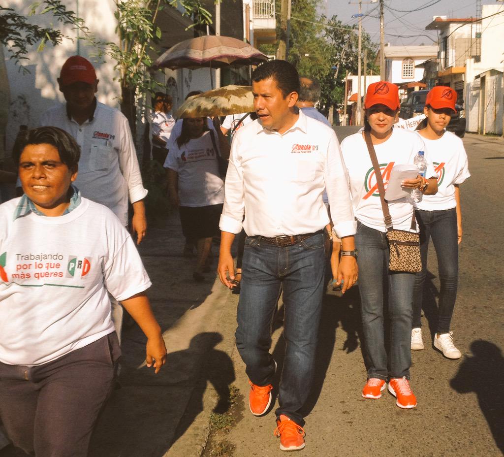 MattyPalafox's tweet photo. @AHB_adrian con pasos firmes!! #UnDiputadoSinPrivilegios por el #DistritoLocalVI hoy en Pensiones http://t.co/Ok2vHAcVmz