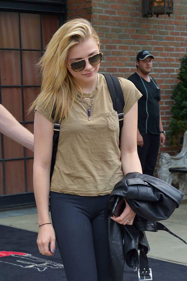 cgracemoretzLA's tweet photo. Chloe saliendo del hotel Bowery (1) http://t.co/W1ZZqa8Z0B
