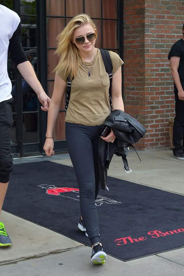 cgracemoretzLA's tweet photo. Chloe saliendo del hotel Bowery (1) http://t.co/W1ZZqa8Z0B