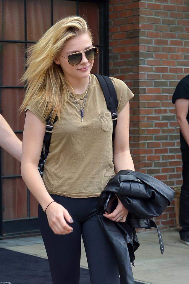 cgracemoretzLA's tweet photo. Chloe saliendo del hotel Bowery (1) http://t.co/W1ZZqa8Z0B