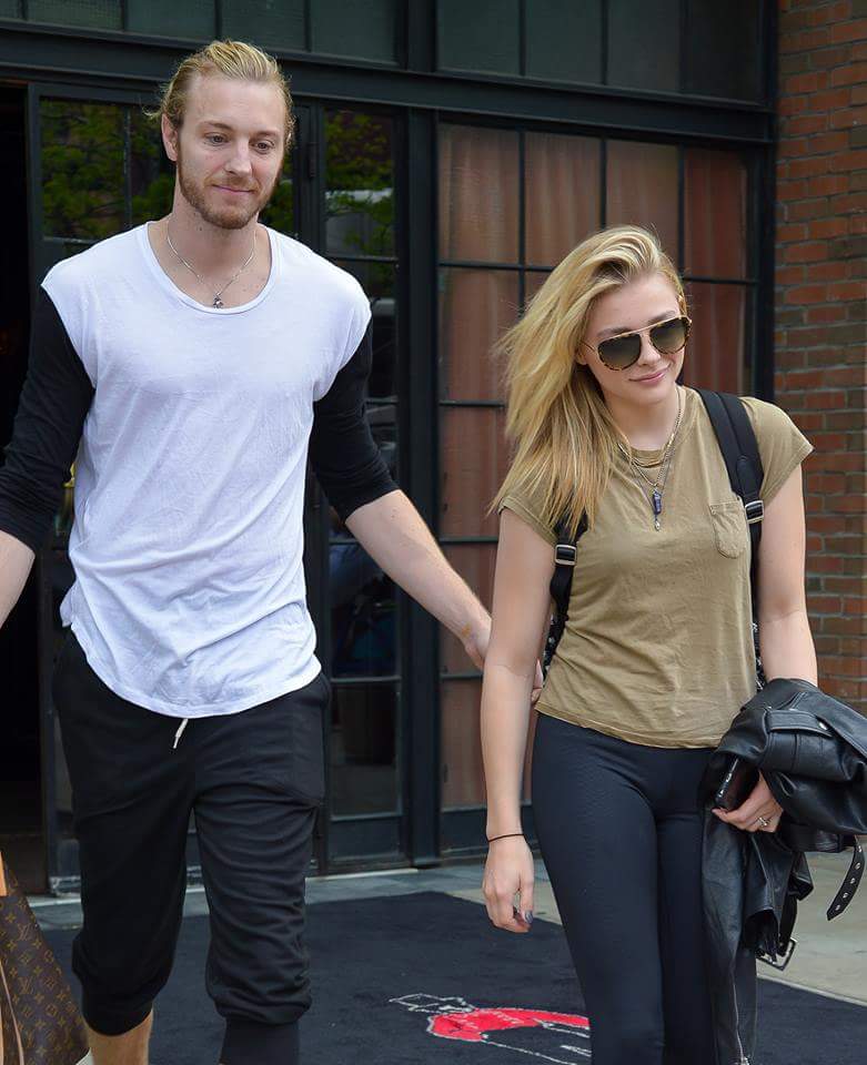 cgracemoretzLA's tweet photo. Chloe saliendo del hotel Bowery (1) http://t.co/W1ZZqa8Z0B