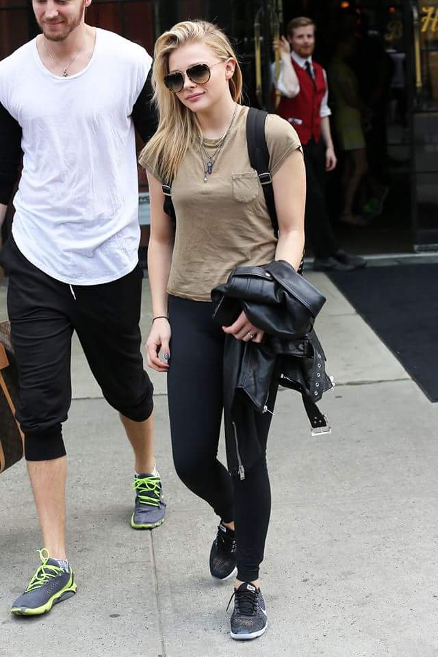 cgracemoretzLA's tweet photo. Chle saliendo del hotel Bowery 😍(2) http://t.co/rnDMipDNHN