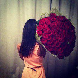 Девушка с розами со спины брюнетки. Девушка с букетом со спины брюнетка. Девушка с цветами со спины с темными волосами