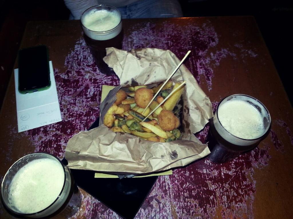 Valekyrja's tweet photo. Datemi una birra artigianale, una fritturina mista e avrete il mio cuore 💛
#MostoDolce #Firenze #Martellina 🍻 http://t.co/1AXLieIEQp
