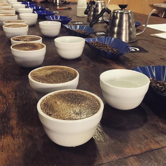 ClarkStCoffee's tweet photo. Cupping Kenyans! #ClarkStRoasters #Kenya #cupping http://t.co/9VHnbBhvYG