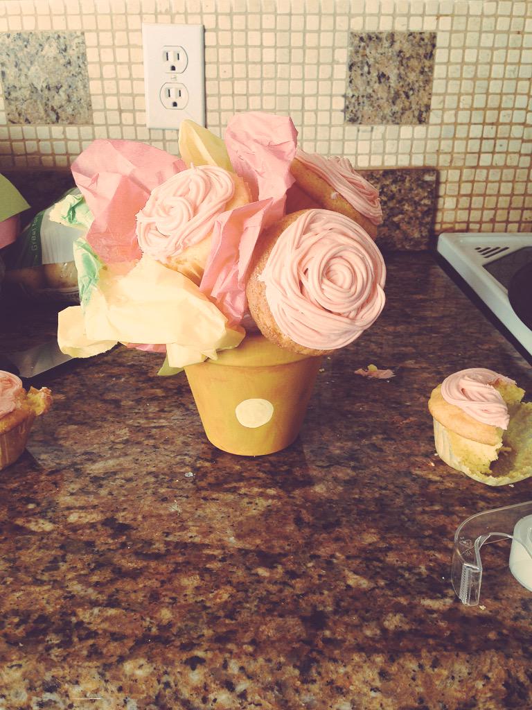 jordanheir's tweet image. making a rose cupcake vase for one of my mother's gifts #lookattheflickofdawrist #notdoneyet #justapeak