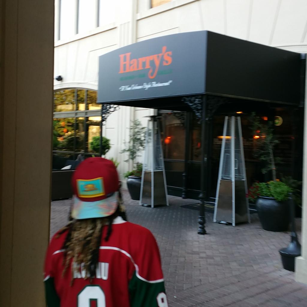 DatDamn_Scorpio's tweet photo. My first time at #harry's http://t.co/fNWgirUH5r