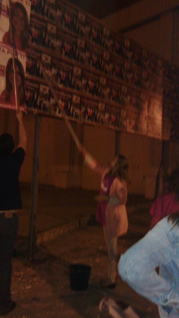PUtrerano's tweet photo. UPYD pega carteles encima de los de pu. No pasa ni 1 hora desde comienzo de campaña. Vegonzoso. http://t.co/98eNnzB17D
