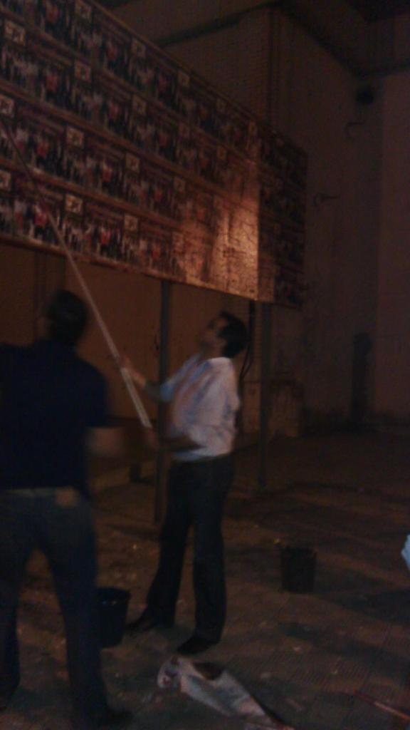 PUtrerano's tweet photo. UPYD pega carteles encima de los de pu. No pasa ni 1 hora desde comienzo de campaña. Vegonzoso. http://t.co/98eNnzB17D