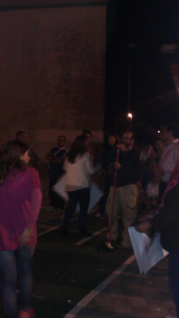 PUtrerano's tweet photo. UPYD pega carteles encima de los de pu. No pasa ni 1 hora desde comienzo de campaña. Vegonzoso. http://t.co/98eNnzB17D