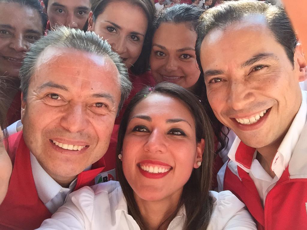 denisse_ugalde's tweet photo. #Selfie con mis líderes del @PRI_Nacional @CCQ_PRI y Carlos Iriarte del @PRI_EDOMEX #TlalneTeQueremosMejor http://t.co/igfVOA0f2C