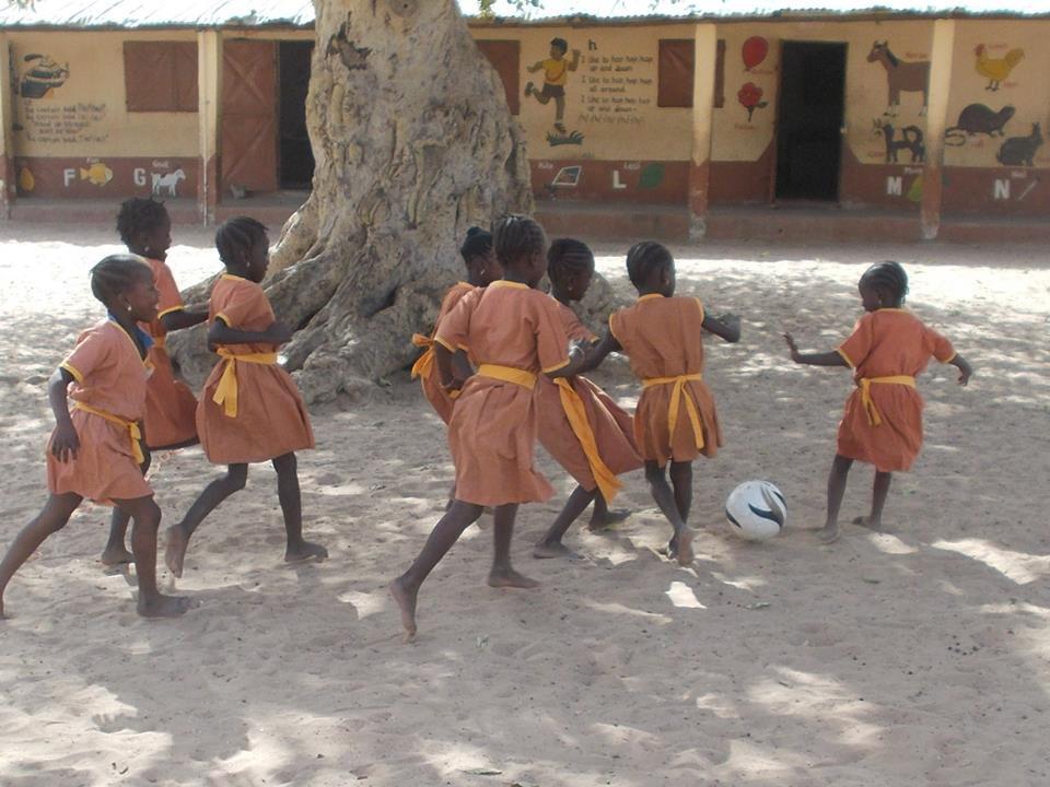 ModouHub's tweet photo. @paris_andrew @LukeShoeFitter @IWK5kWalkRun this is The Gambia! @pa_modousarr @nsgambia http://t.co/rzUm6S2ZFu