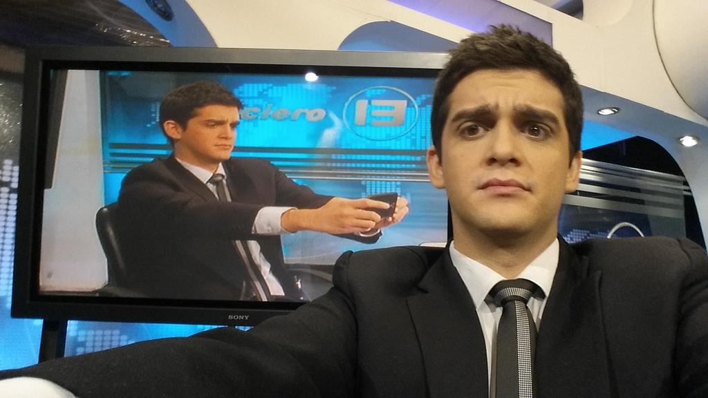 sofiaagala's tweet photo. "@enriquedavalos: Ya listo para #NTE por @elTrecepy. Superen esta selfi. http://t.co/J7JNx6rHmp" 😍