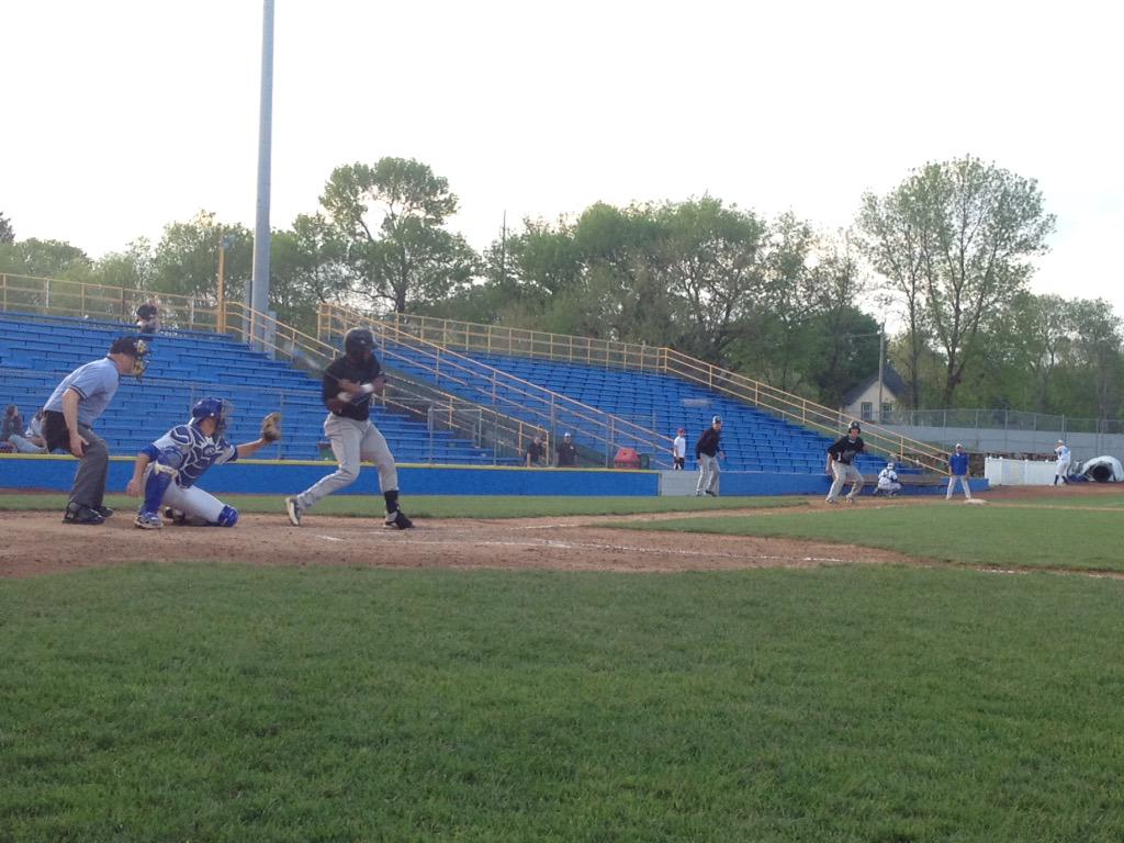 kylenorris20's tweet photo. Sterling ropes a bases loaded dbl off the fence to put @Lakers_Baseball back in the lead. 9-7 4th inn. @ICCACSports http://t.co/2dLOV7BouD