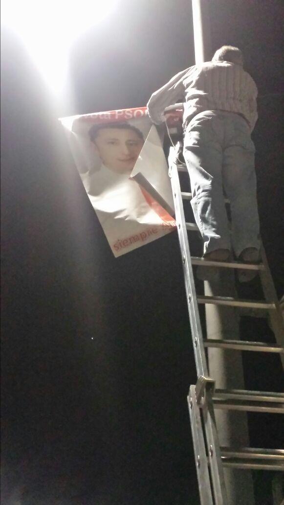 OscarAtarfe's tweet photo. Aún seguimos realizando la pegada de carteles. Gracias a todas las personas que están colaborando! #YoConOscar. http://t.co/OykFLirkg6