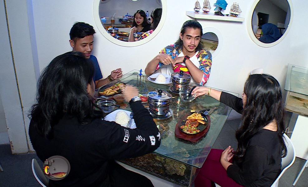 TRANS7's tweet photo. Bersantai sambil menikmati hidangan di dalam kapal selam. Ingin tahu dimana? @fishandchef7 pkl 09.00 WIB. http://t.co/h07evYufsy