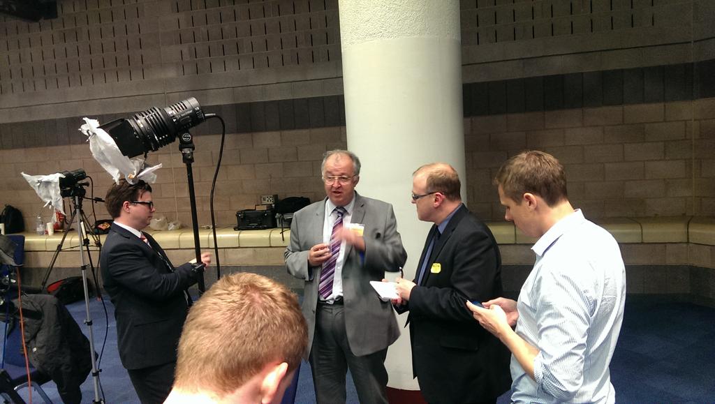 Brum_Mail_Crime's tweet photo. @neilelkes chatting to John Hemming who has conceded defeat in Yardley http://t.co/VD85sJ1rQk