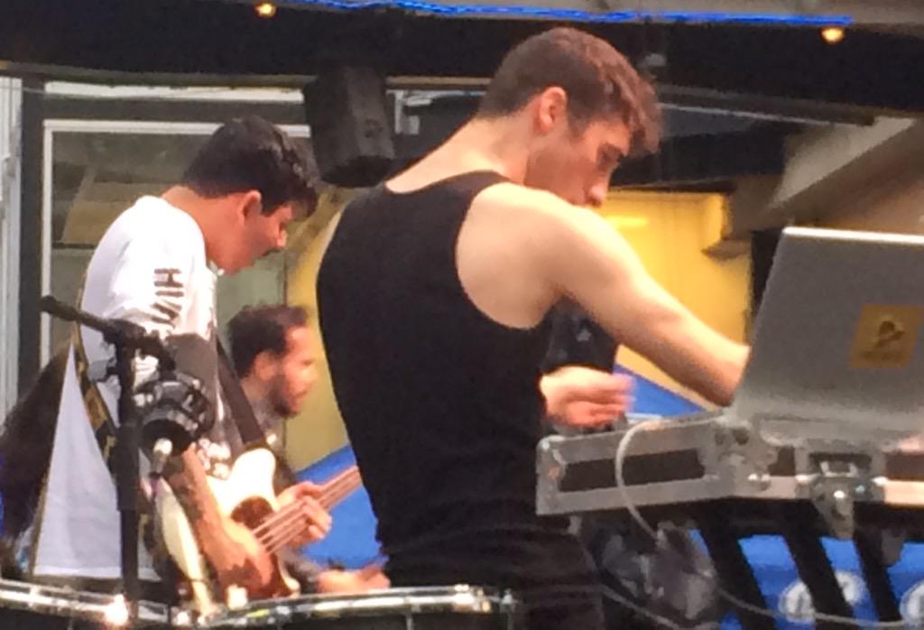 sha_known's tweet image. @965TheBuzz #BUTS1 is off to a great start w @KITTENTHEBAND AMAZING! @KCPLDistrict #gSharp #KC @afentra @lazlothebuzz