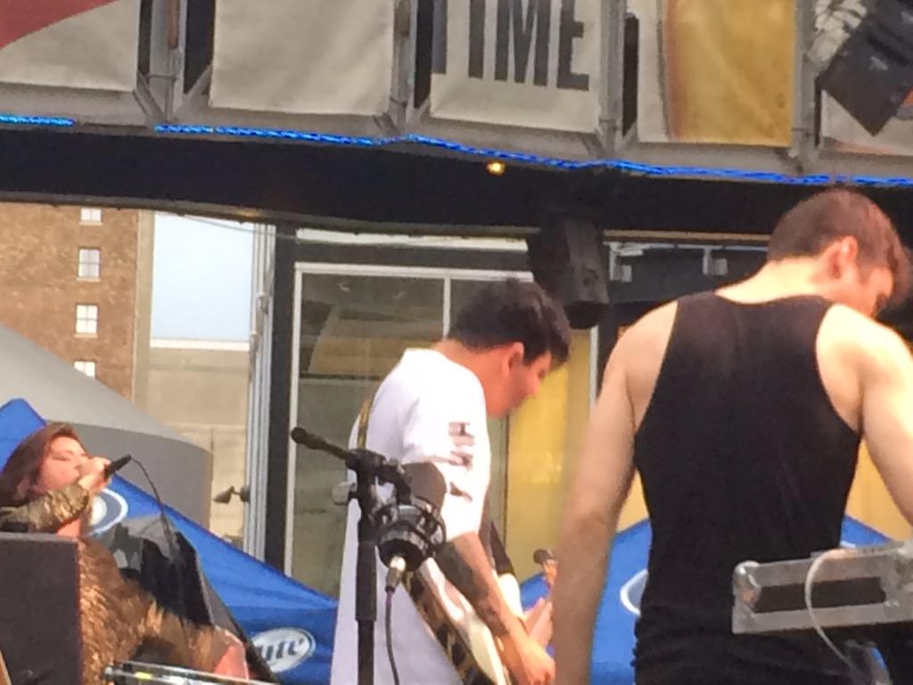 sha_known's tweet image. @965TheBuzz #BUTS1 is off to a great start w @KITTENTHEBAND AMAZING! @KCPLDistrict #gSharp #KC @afentra @lazlothebuzz