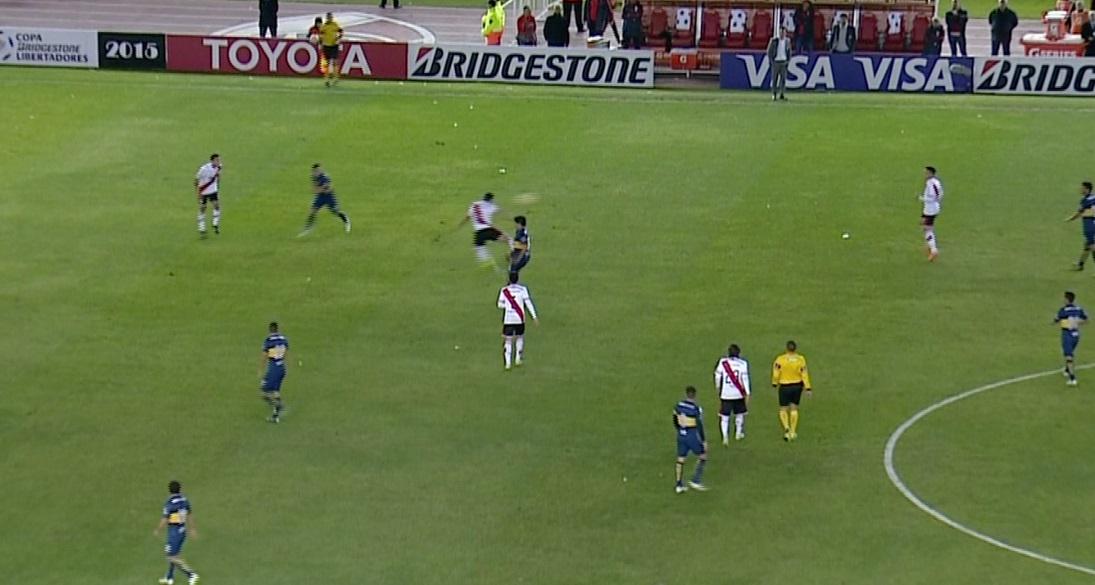 marianodayan's tweet photo. Error grave de Delfino. Vio de cerca la jugada y apenas amarilla. Mirá dónde estaba... http://t.co/UD9yVkFzuL
